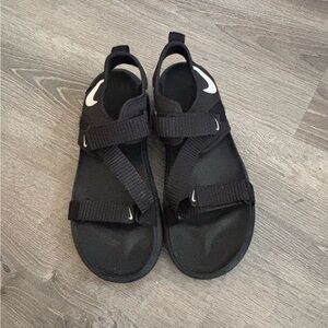 Men’s Nike strappy athletic sandals size 13.